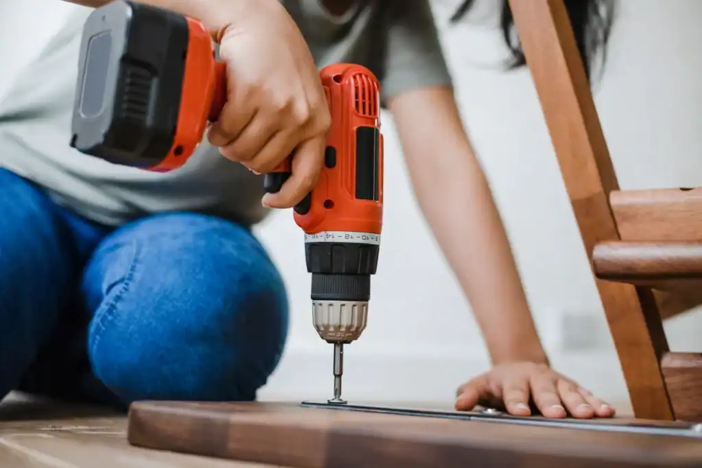 Parafusadeira sendo usada para montagem de móveis em casa