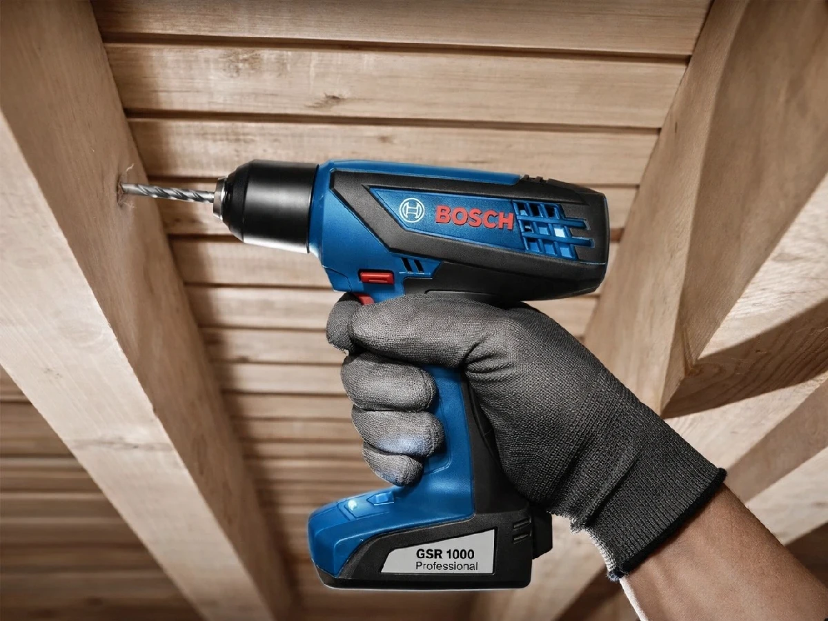 Parafusadeira Bosch GSR 1000 Smart 12V em uso