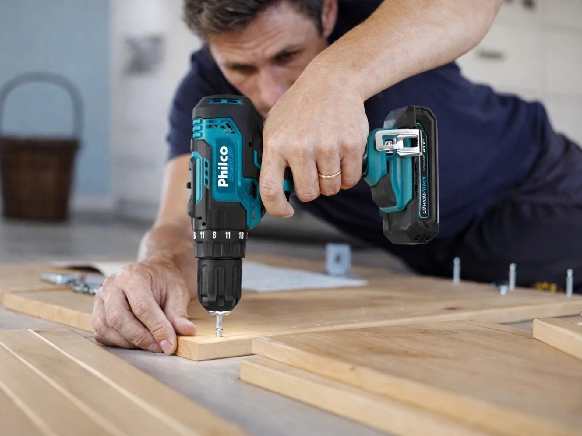 Parafusadeira Philco PPF21M 20V sendo usada para fixar parafuso em madeira