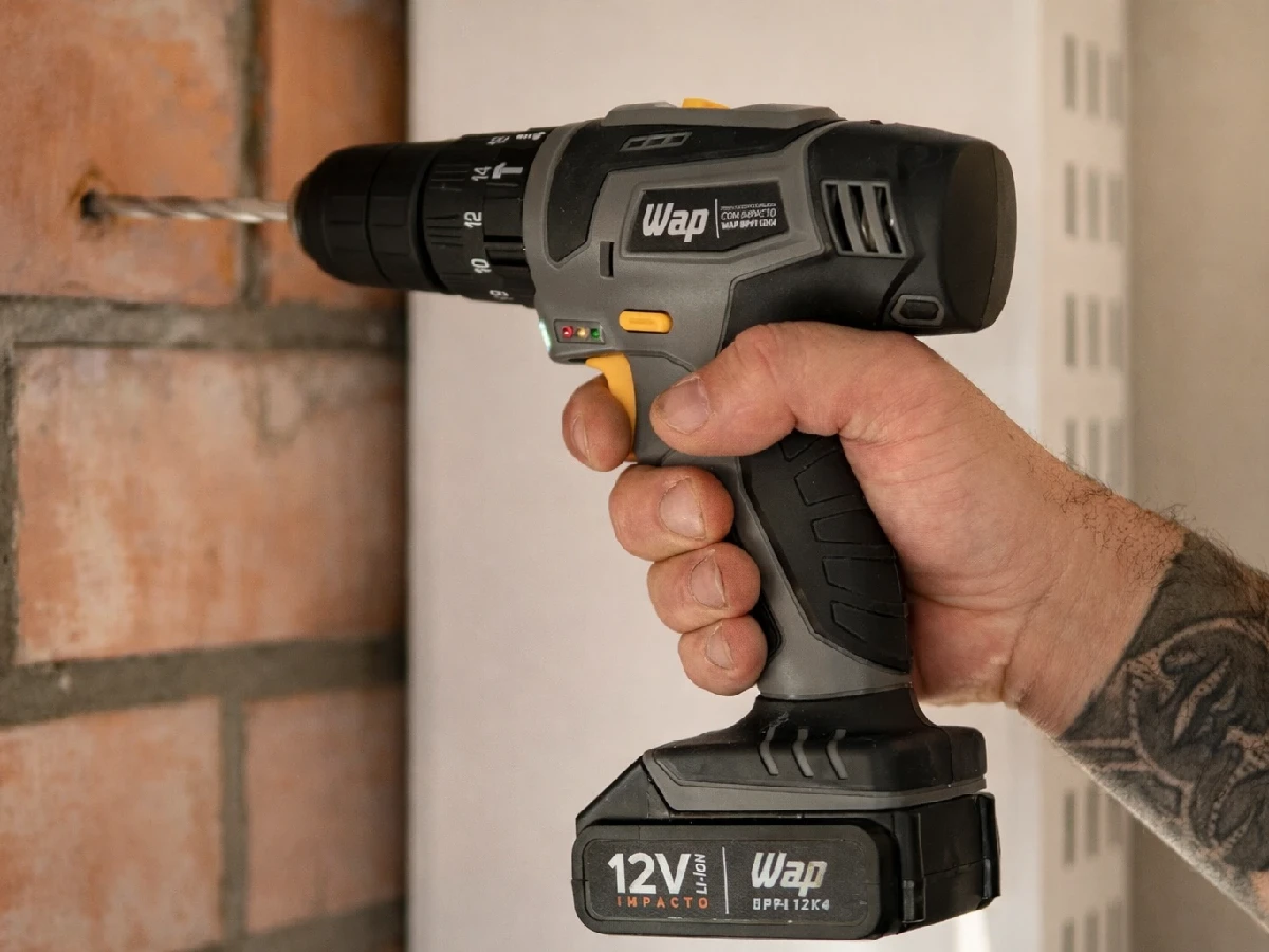 Parafusadeira WAP BPFI 12K4 12V com impacto em uso